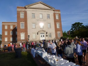 Inasmuch volunteers gather on Academic Circle Photo by Sara Acosta